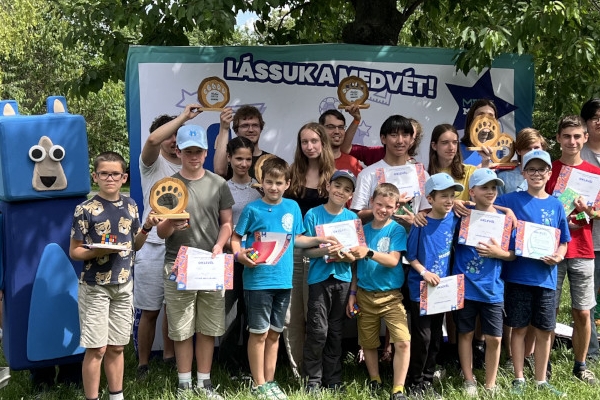 Szumma, a kék mackó a Medve Matek döntőjének díjátadóján