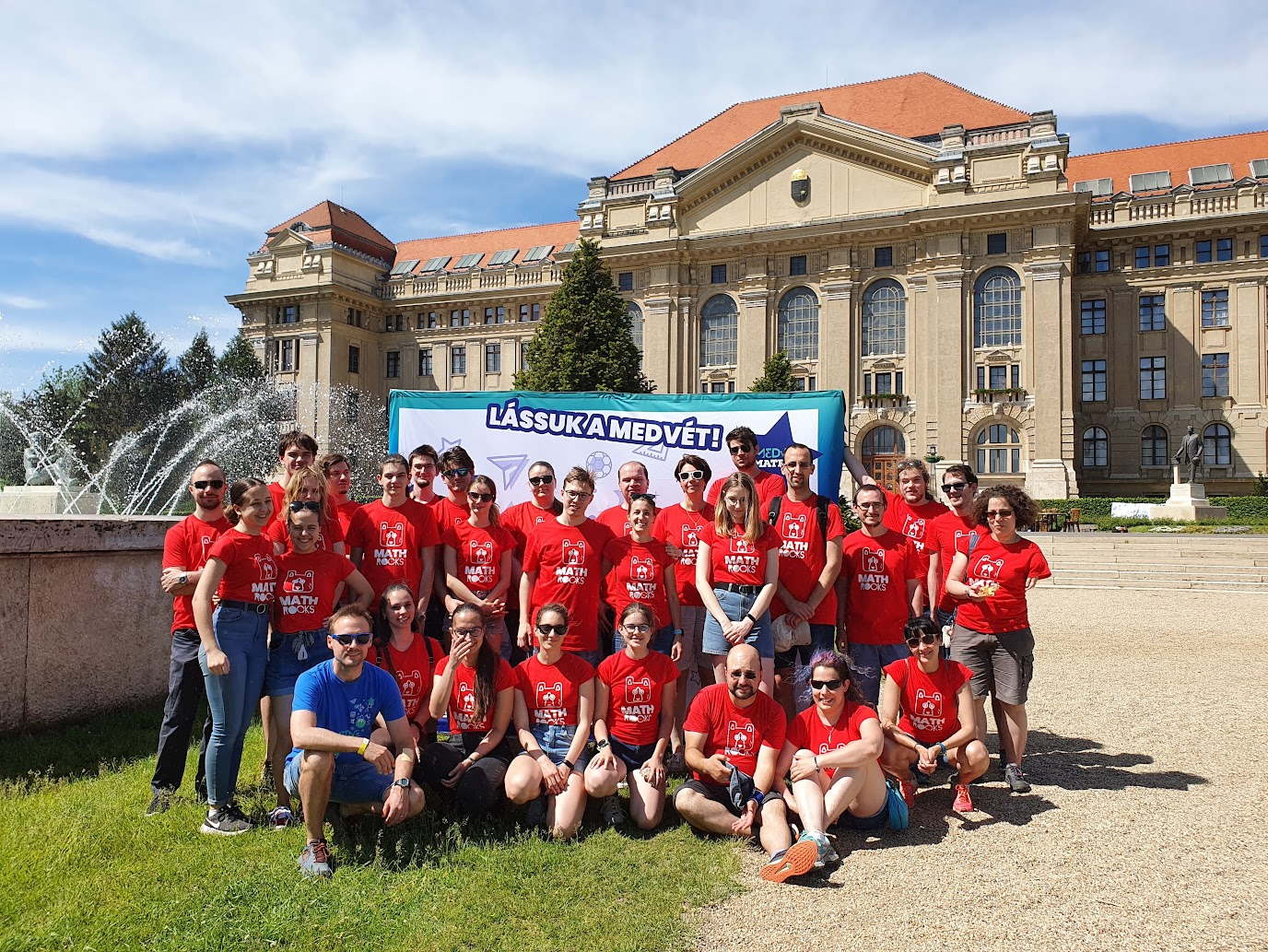 A Medve Matek szervezői és önkéntesei a LÁSSUK A MEDVÉT! molinó előtt