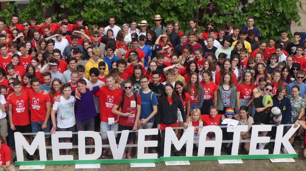 Medve Matek nyári élménytábor — nagy csoportkép a MEDVEMATEK feliratnál