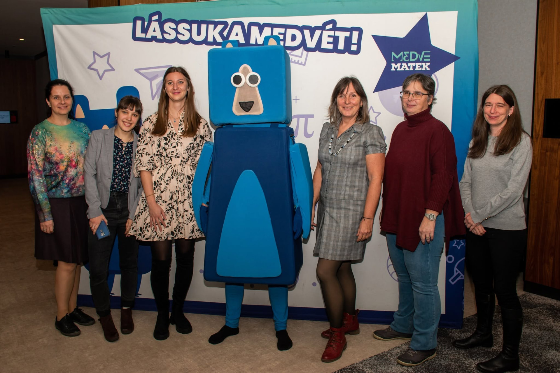 Pedagógusok a Medve Matek kabalamedvéjével a Lássuk a medvét! molinó előtt